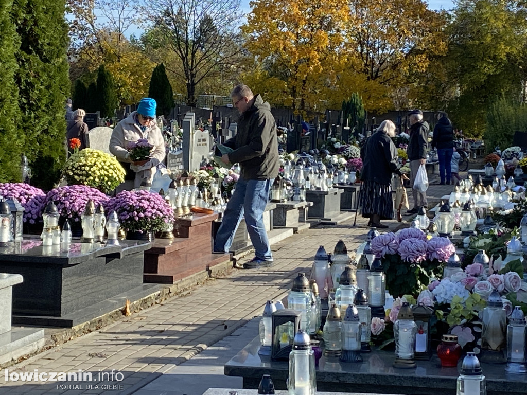 Dzień Zaduszny na łowickich cmentarzach