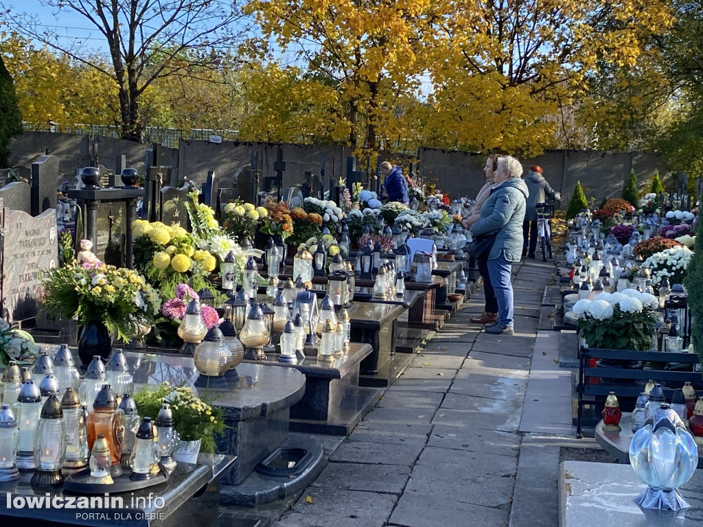 Dzień Zaduszny na łowickich cmentarzach