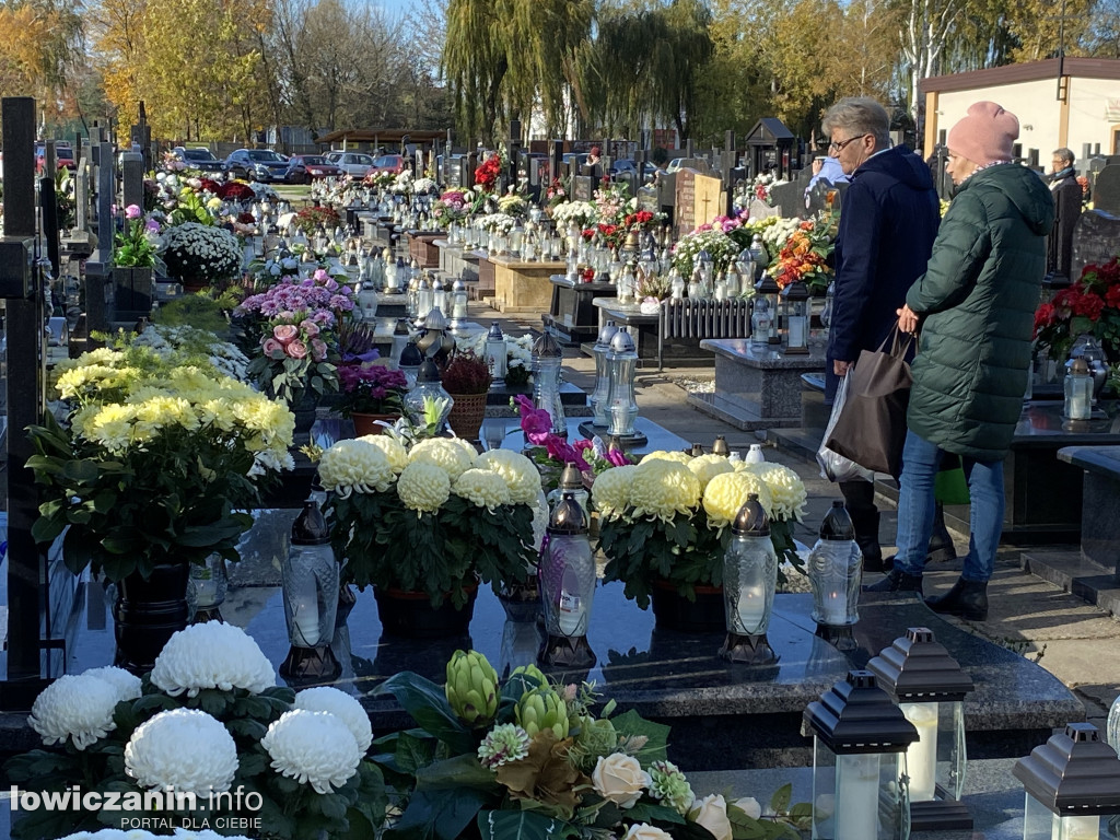 Dzień Zaduszny na łowickich cmentarzach
