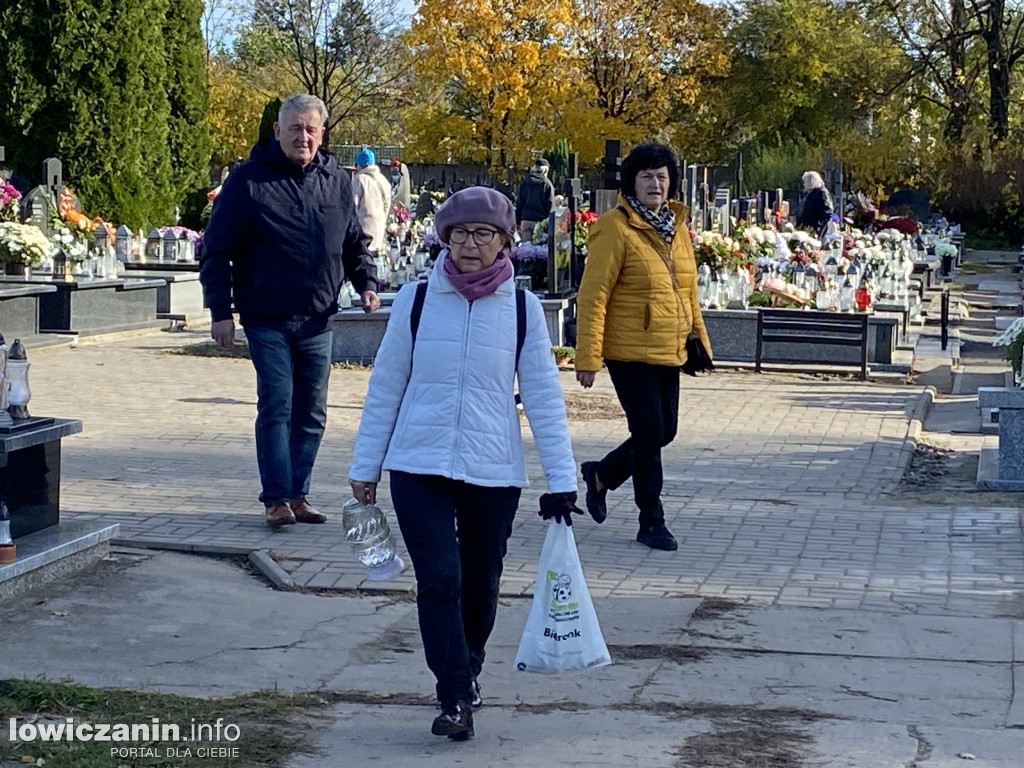 Dzień Zaduszny na łowickich cmentarzach
