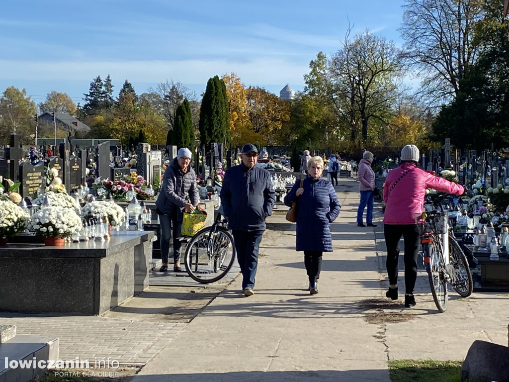 Dzień Zaduszny na łowickich cmentarzach