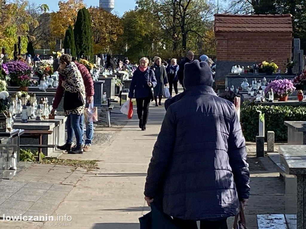 Dzień Zaduszny na łowickich cmentarzach