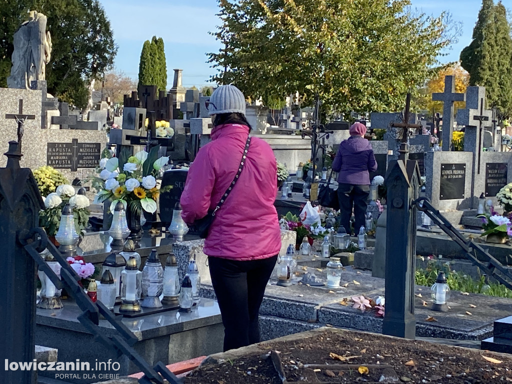 Dzień Zaduszny na łowickich cmentarzach