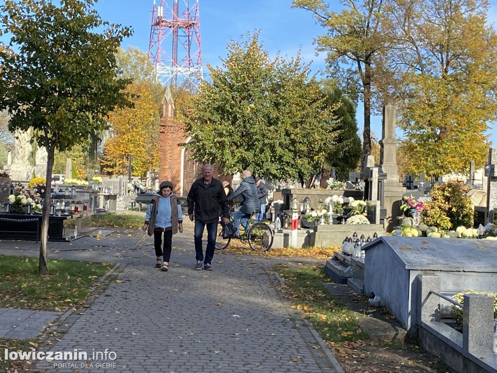 Dzień Zaduszny na łowickich cmentarzach
