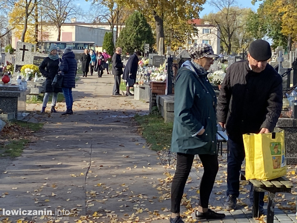 Dzień Zaduszny na łowickich cmentarzach