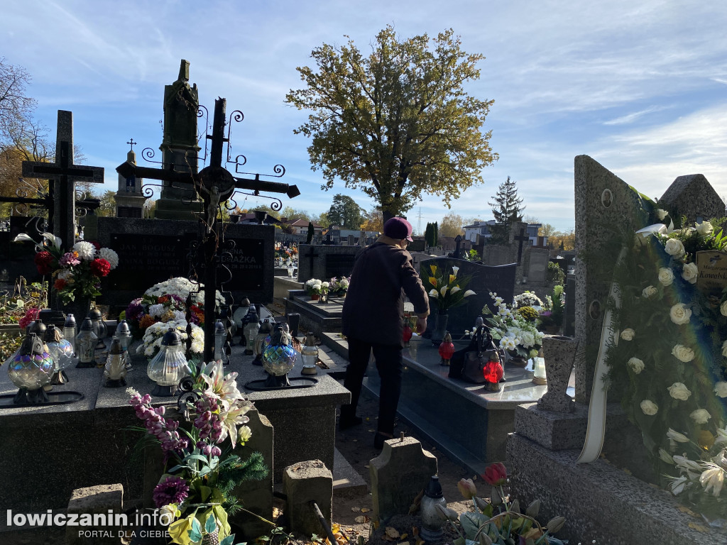 Dzień Zaduszny na łowickich cmentarzach