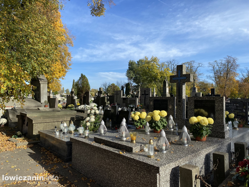 Dzień Zaduszny na łowickich cmentarzach