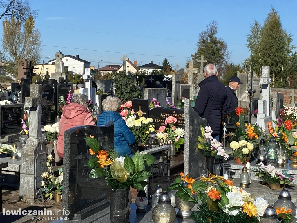 Dzień Zaduszny na łowickich cmentarzach