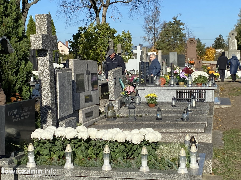 Dzień Zaduszny na łowickich cmentarzach