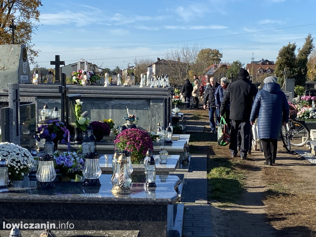 Dzień Zaduszny na łowickich cmentarzach