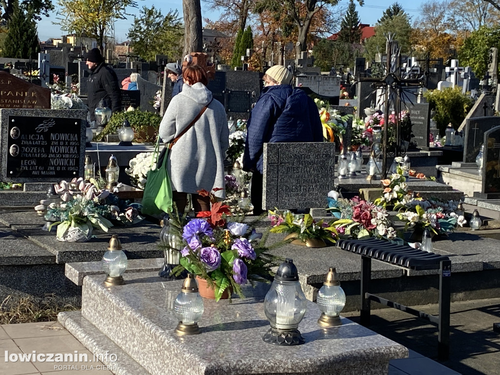 Dzień Zaduszny na łowickich cmentarzach