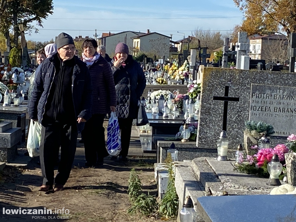 Dzień Zaduszny na łowickich cmentarzach
