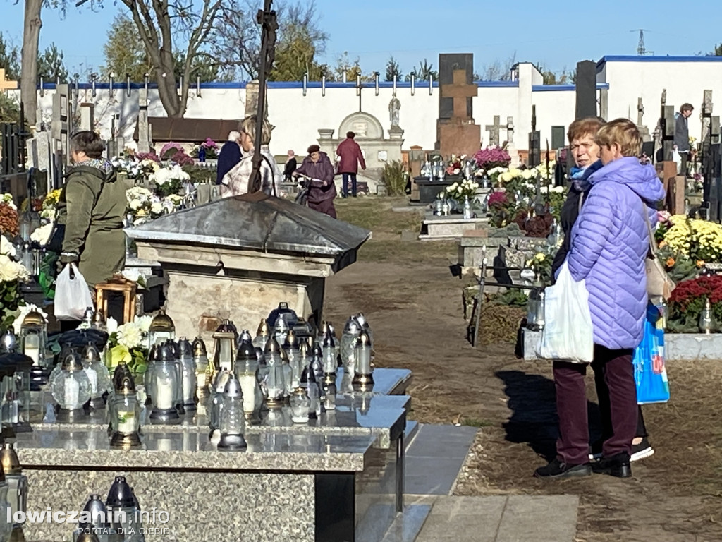 Dzień Zaduszny na łowickich cmentarzach