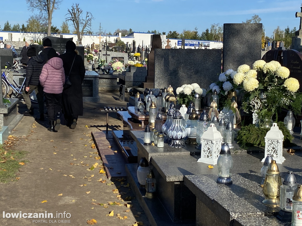 Dzień Zaduszny na łowickich cmentarzach