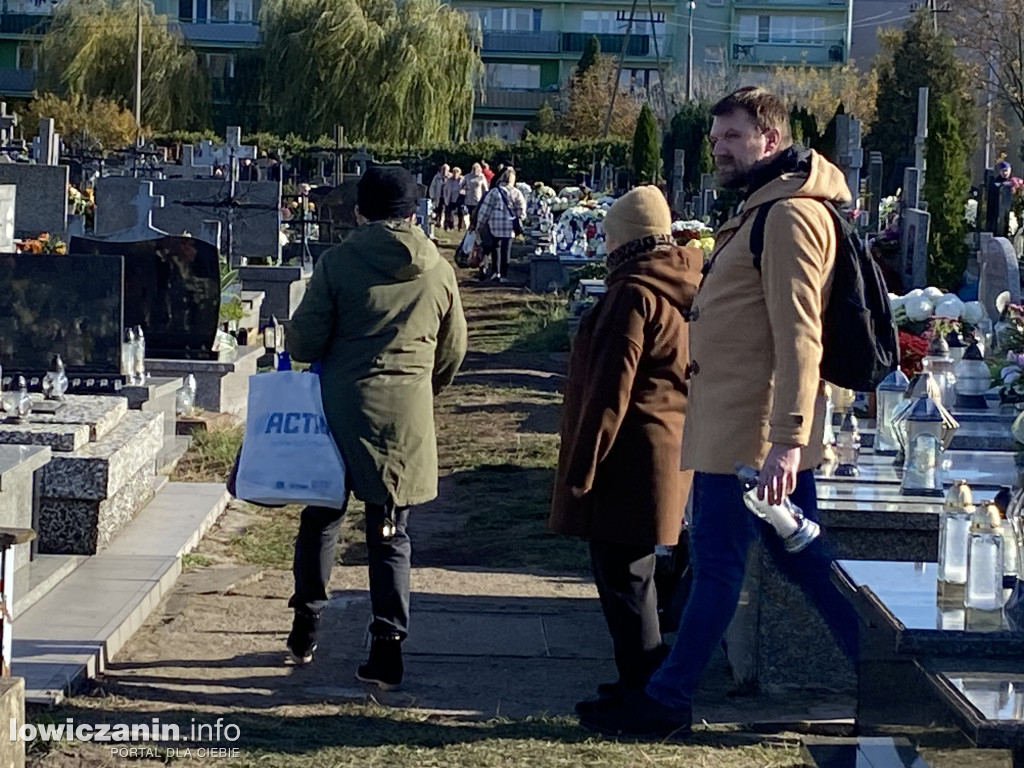 Dzień Zaduszny na łowickich cmentarzach