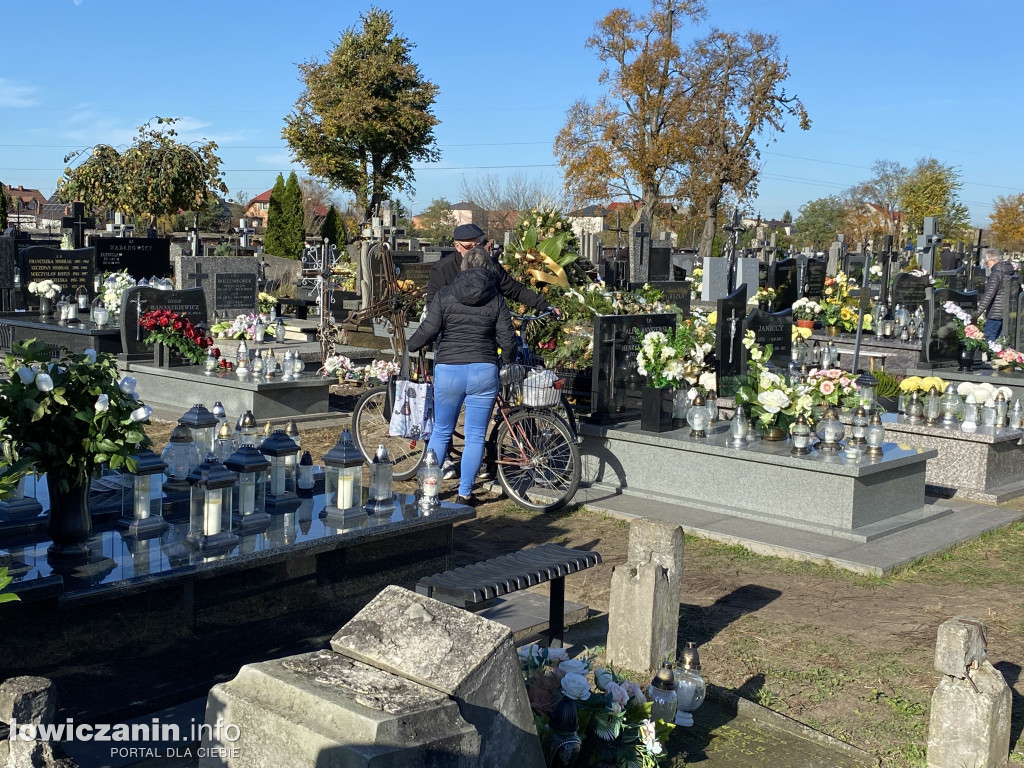Dzień Zaduszny na łowickich cmentarzach