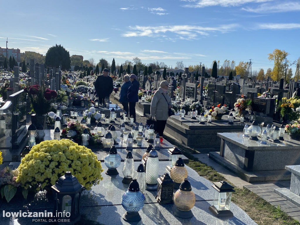 Dzień Zaduszny na łowickich cmentarzach