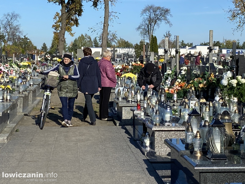 Dzień Zaduszny na łowickich cmentarzach