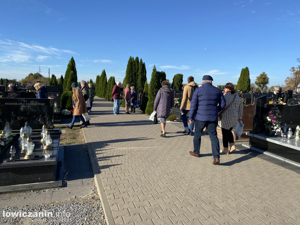 Dzień Zaduszny na łowickich cmentarzach