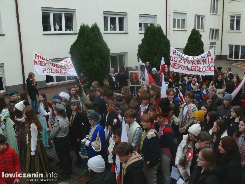 Patriotyczny przemarsz ulicami Łowicza