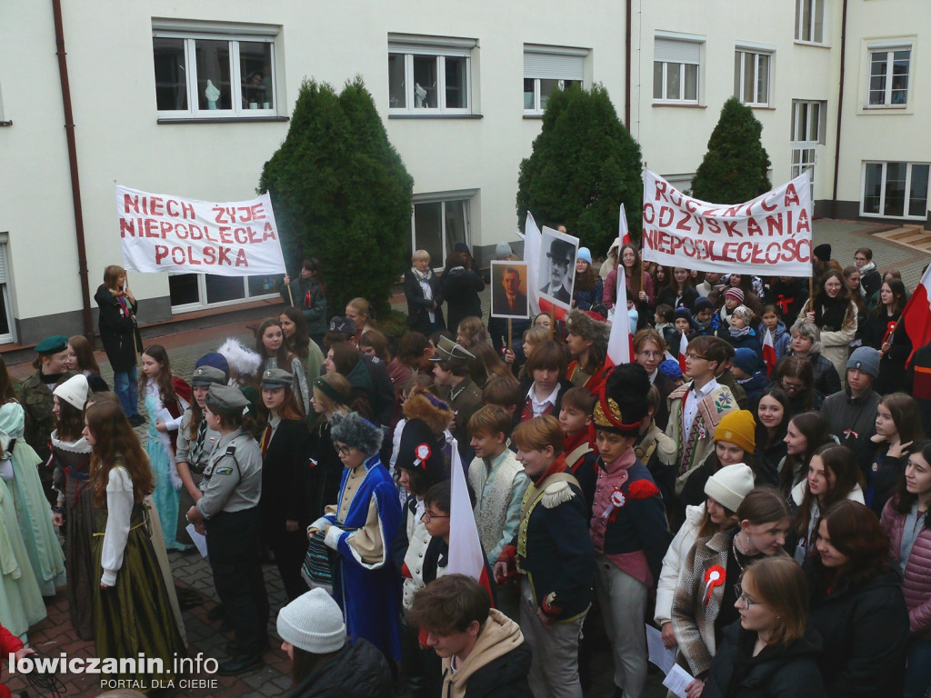 Patriotyczny przemarsz ulicami Łowicza
