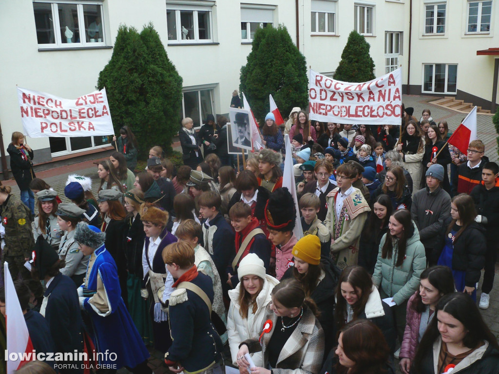 Patriotyczny przemarsz ulicami Łowicza