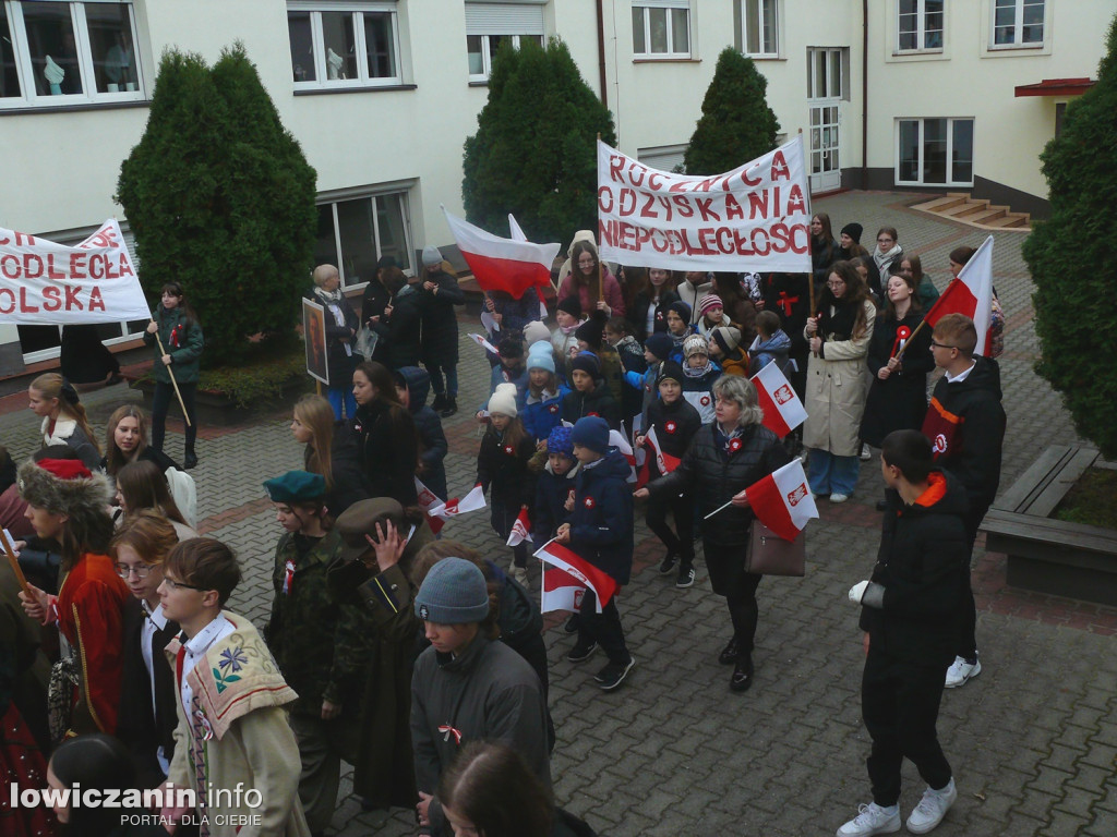 Patriotyczny przemarsz ulicami Łowicza