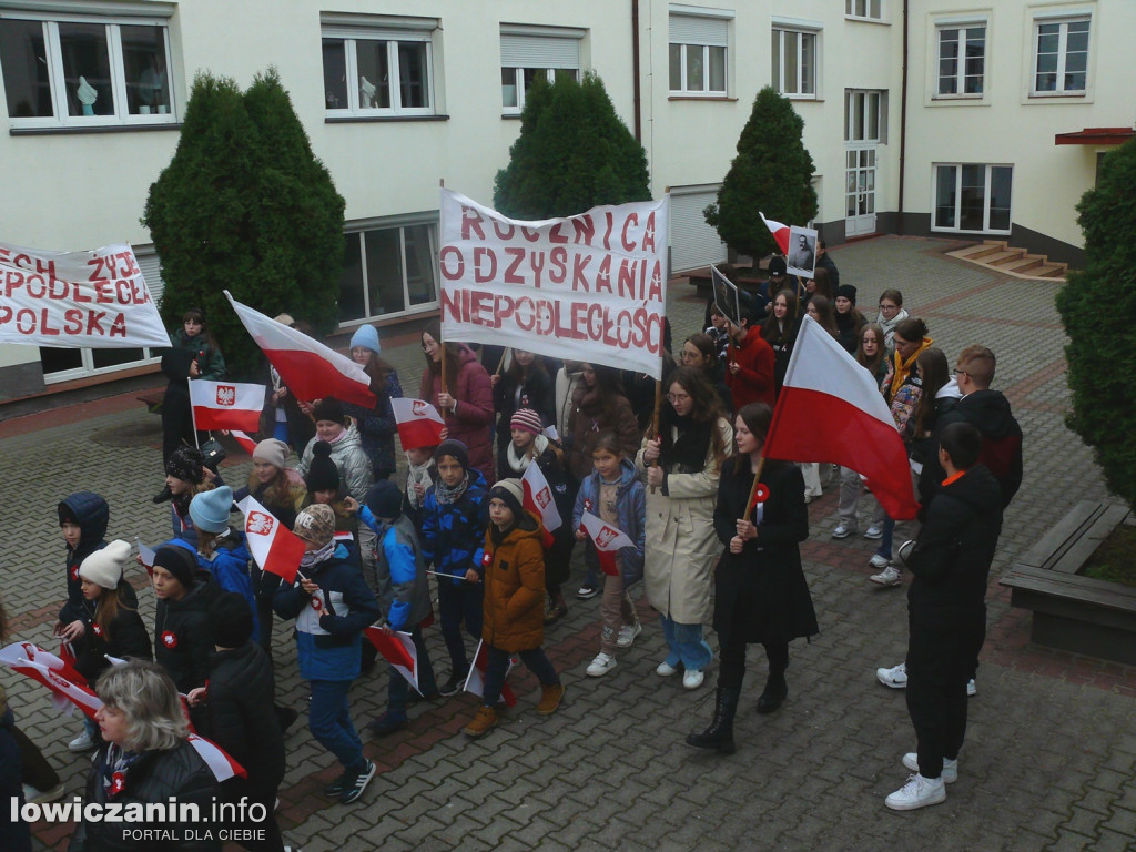 Patriotyczny przemarsz ulicami Łowicza
