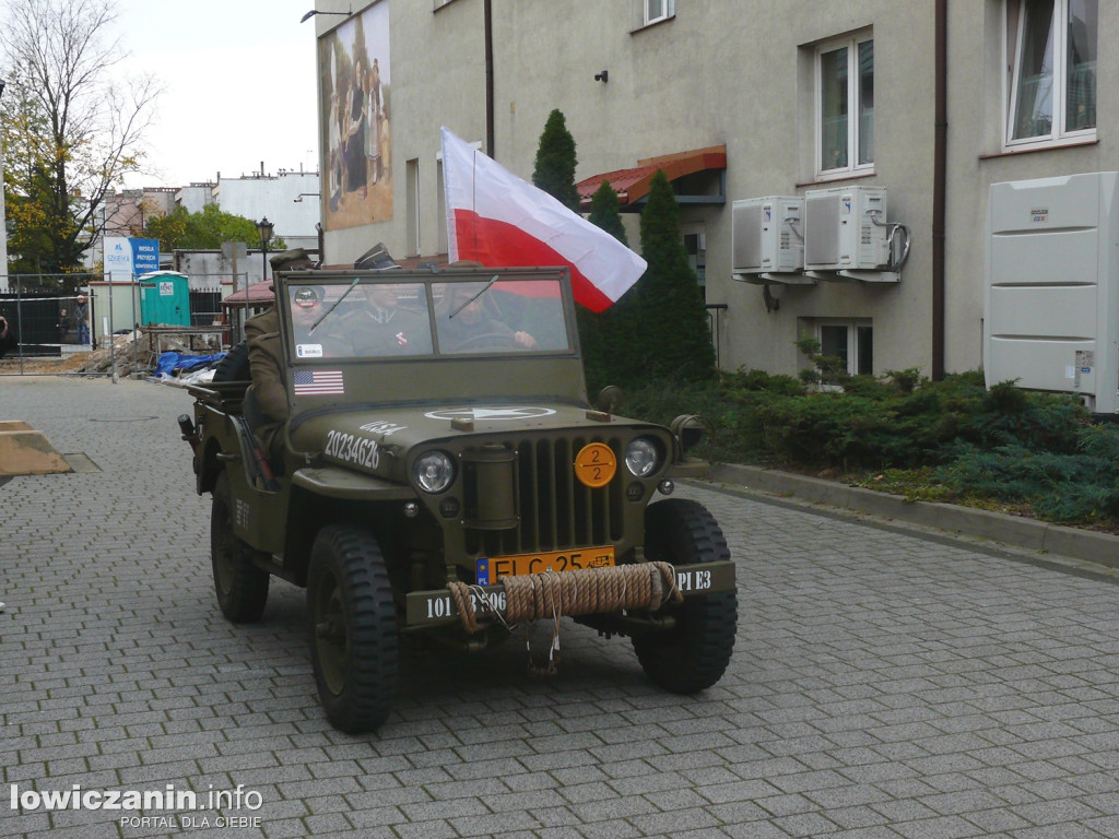 Patriotyczny przemarsz ulicami Łowicza
