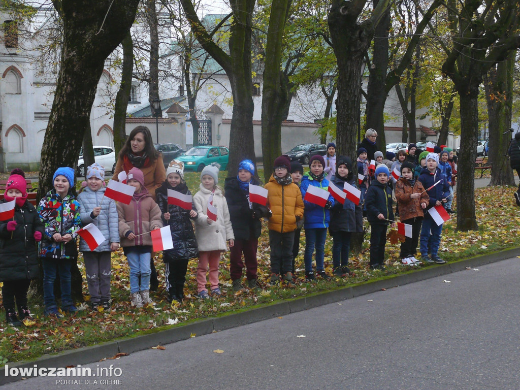 Patriotyczny przemarsz ulicami Łowicza