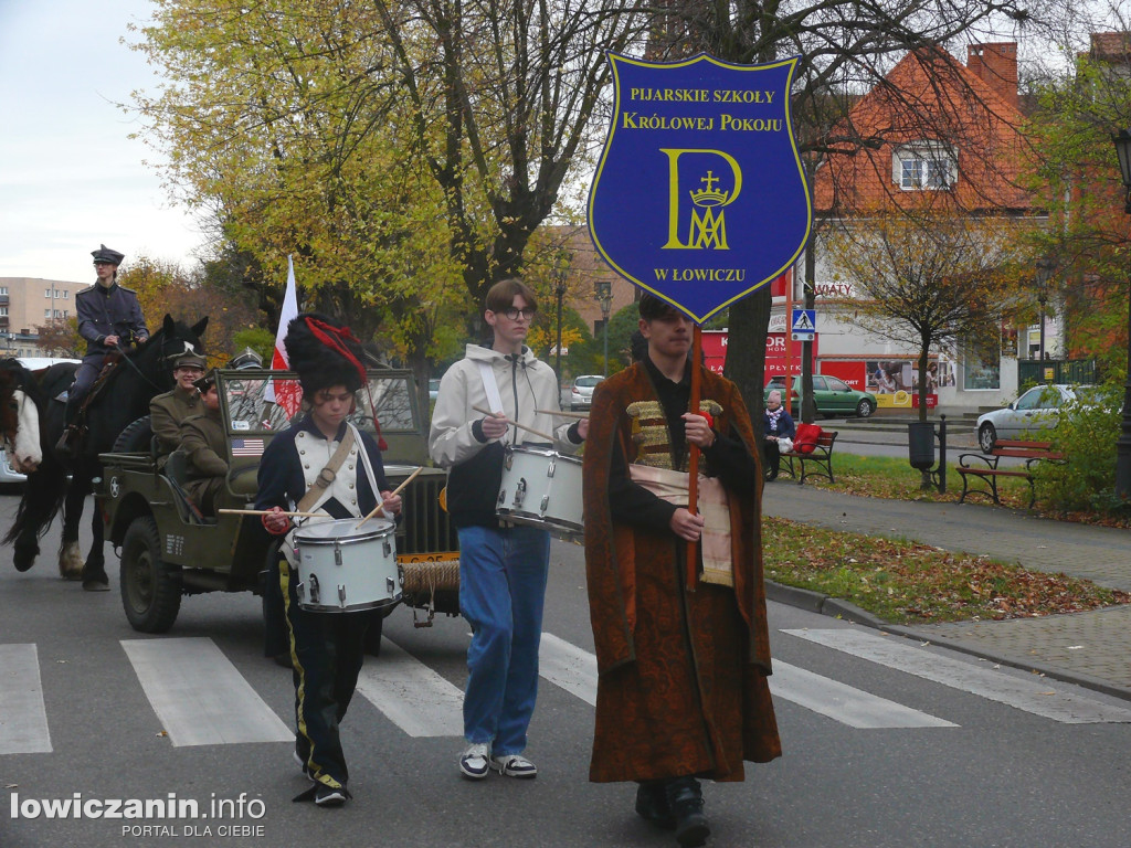 Patriotyczny przemarsz ulicami Łowicza