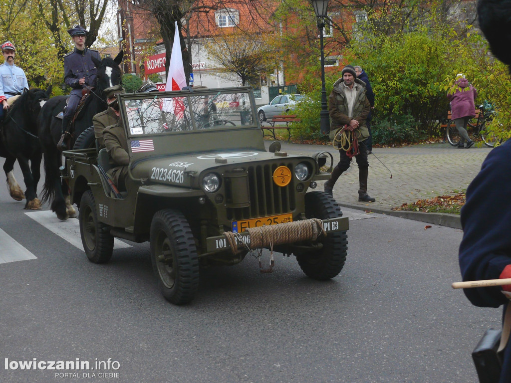 Patriotyczny przemarsz ulicami Łowicza