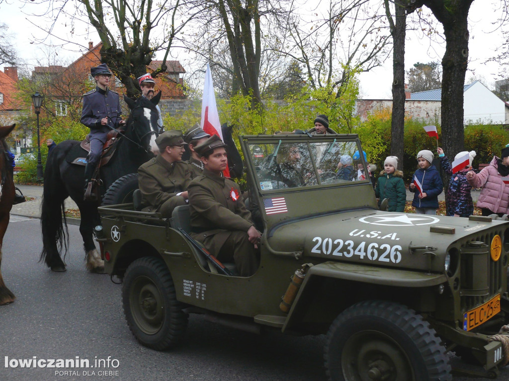 Patriotyczny przemarsz ulicami Łowicza