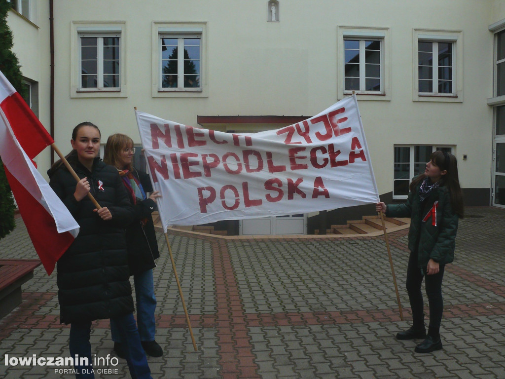 Patriotyczny przemarsz ulicami Łowicza
