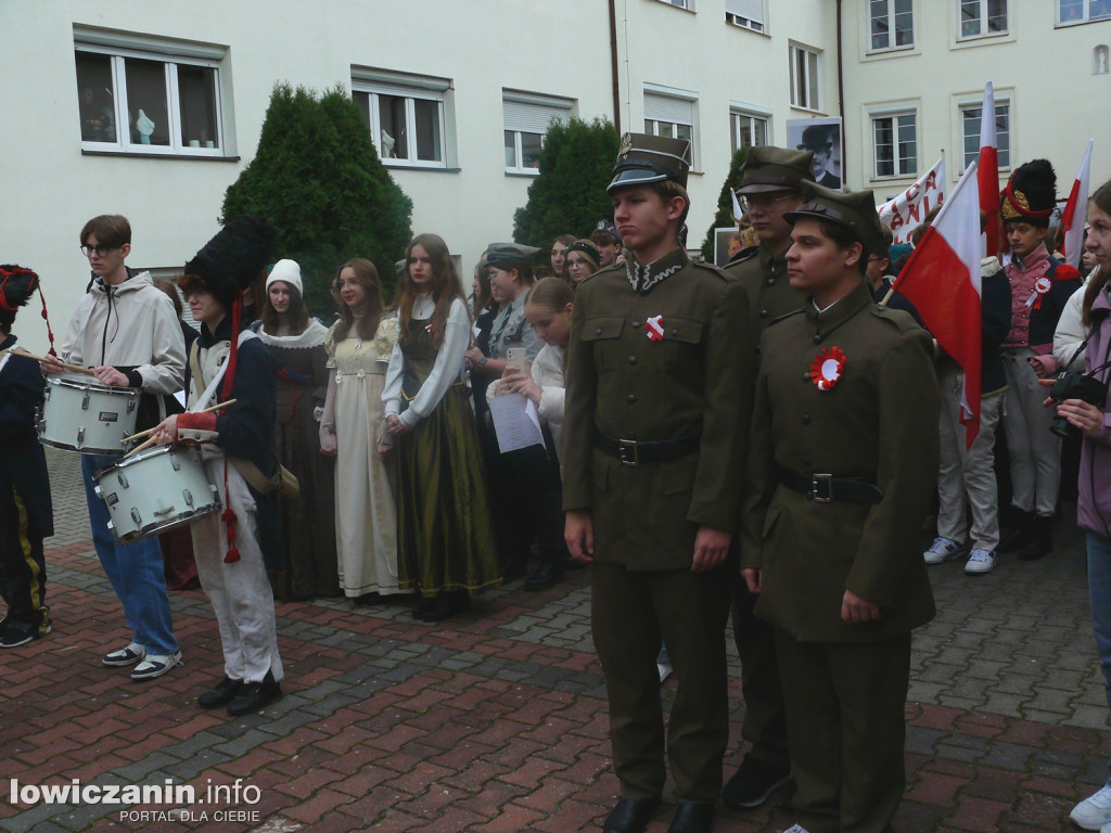 Patriotyczny przemarsz ulicami Łowicza