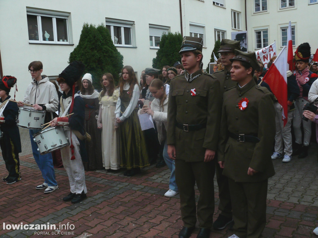 Patriotyczny przemarsz ulicami Łowicza