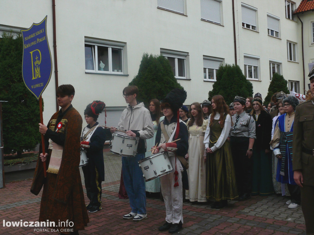 Patriotyczny przemarsz ulicami Łowicza