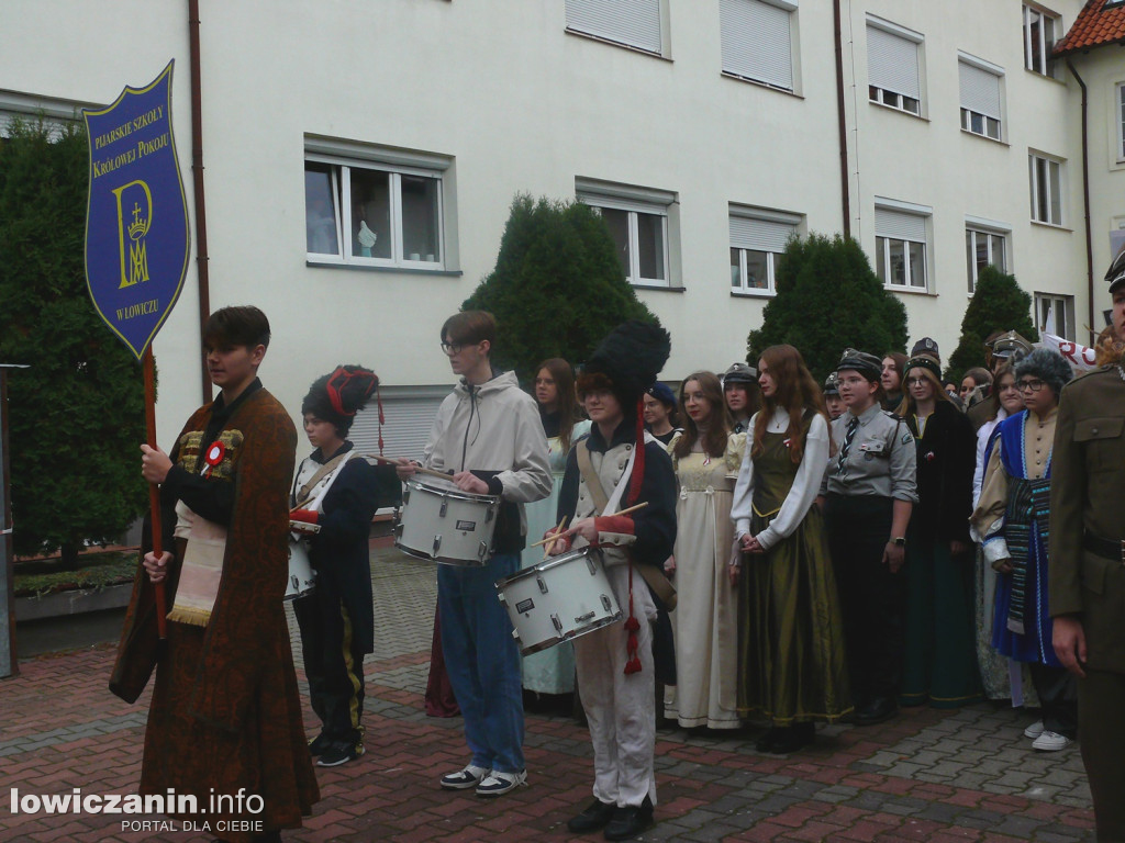 Patriotyczny przemarsz ulicami Łowicza