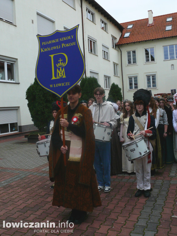 Patriotyczny przemarsz ulicami Łowicza