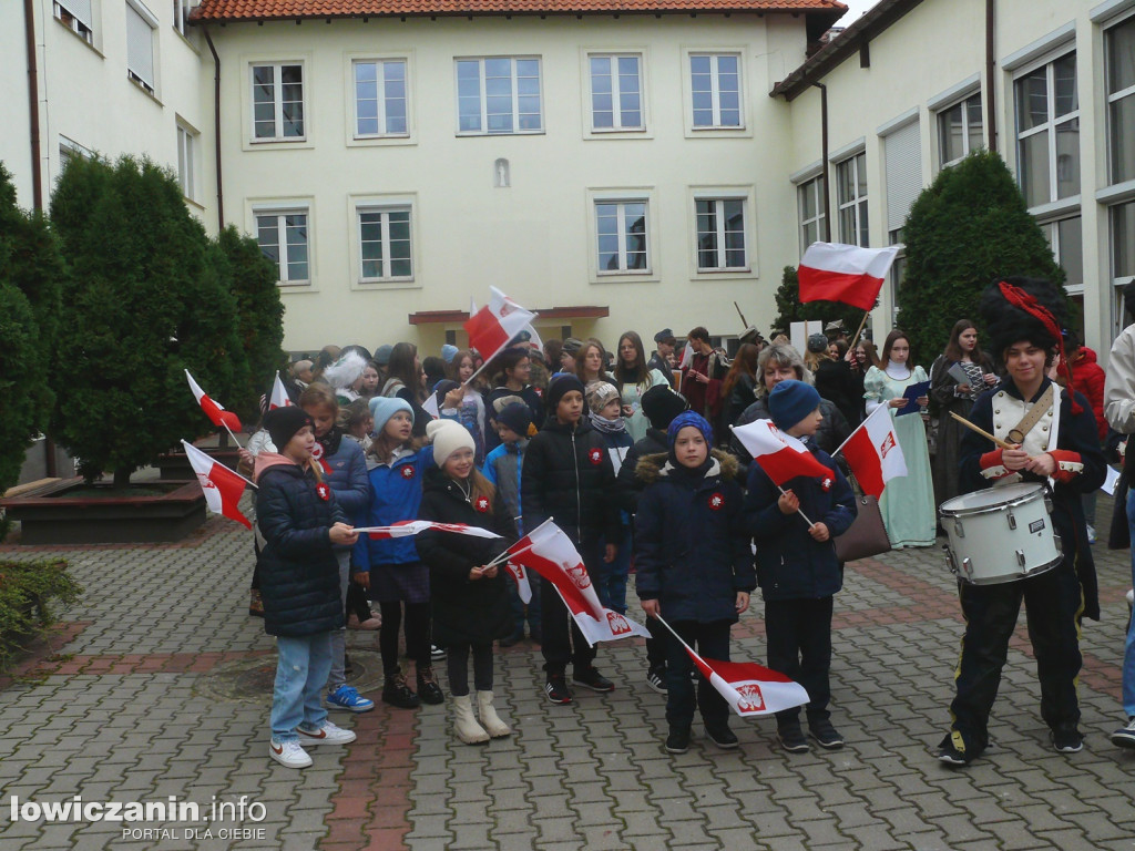 Patriotyczny przemarsz ulicami Łowicza