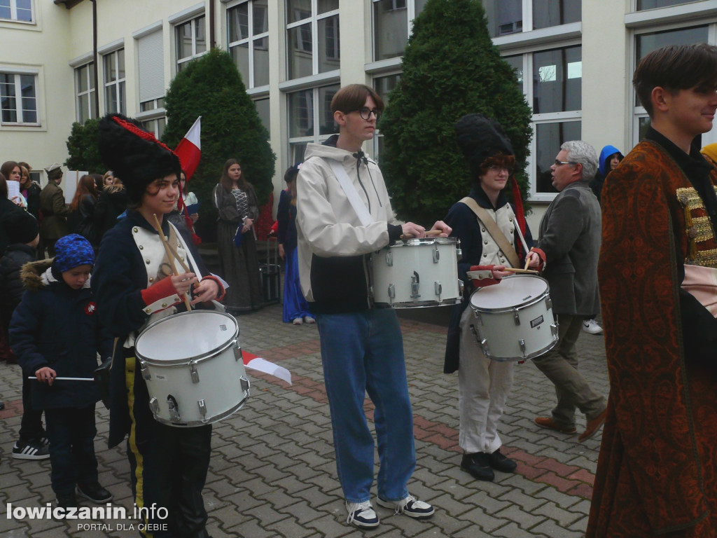 Patriotyczny przemarsz ulicami Łowicza
