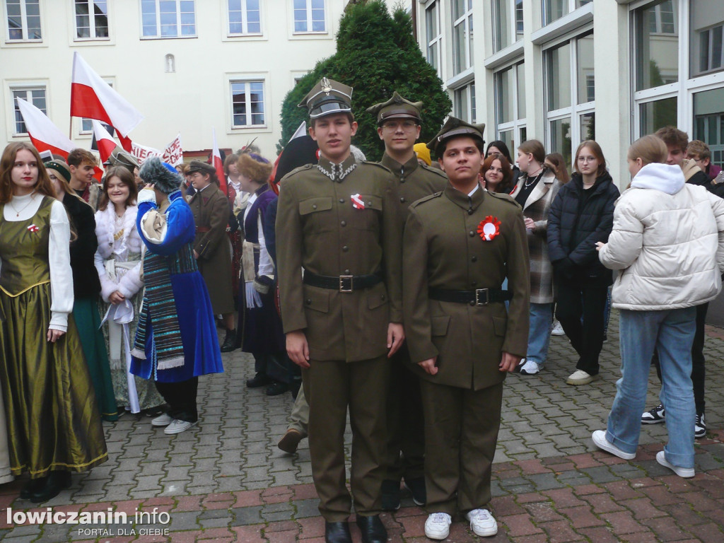 Patriotyczny przemarsz ulicami Łowicza