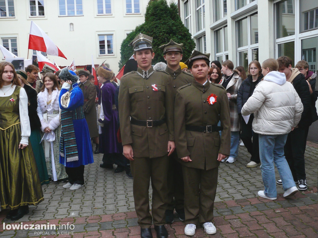 Patriotyczny przemarsz ulicami Łowicza