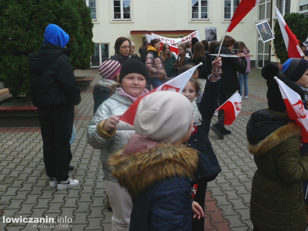 Patriotyczny przemarsz ulicami Łowicza