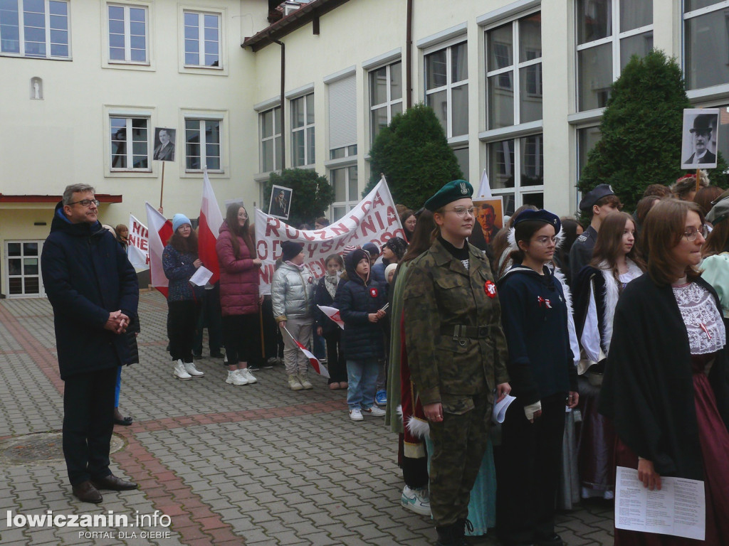 Patriotyczny przemarsz ulicami Łowicza