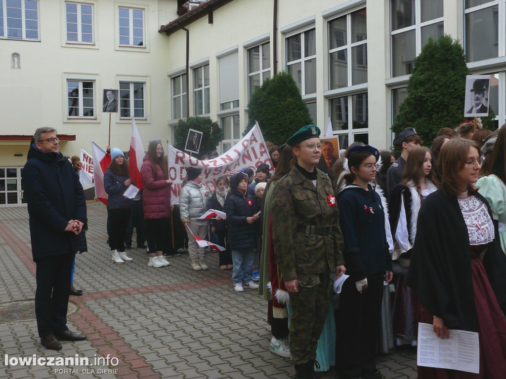 Patriotyczny przemarsz ulicami Łowicza