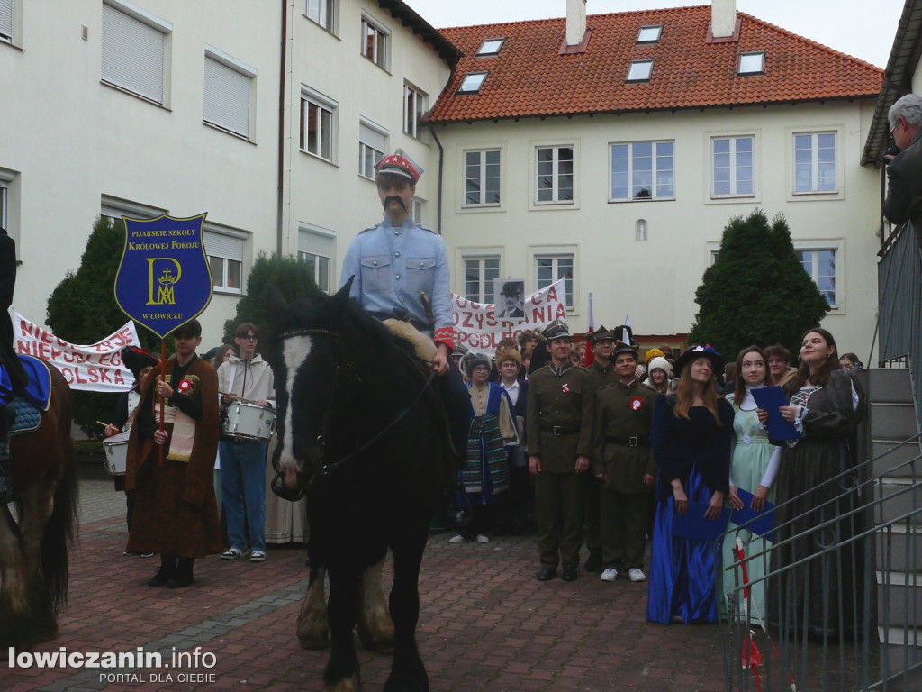 Patriotyczny przemarsz ulicami Łowicza
