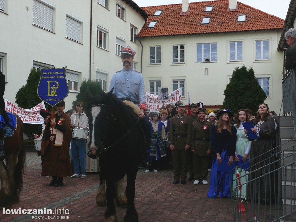 Patriotyczny przemarsz ulicami Łowicza