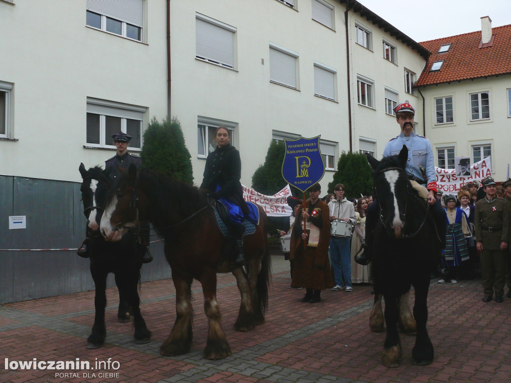 Patriotyczny przemarsz ulicami Łowicza