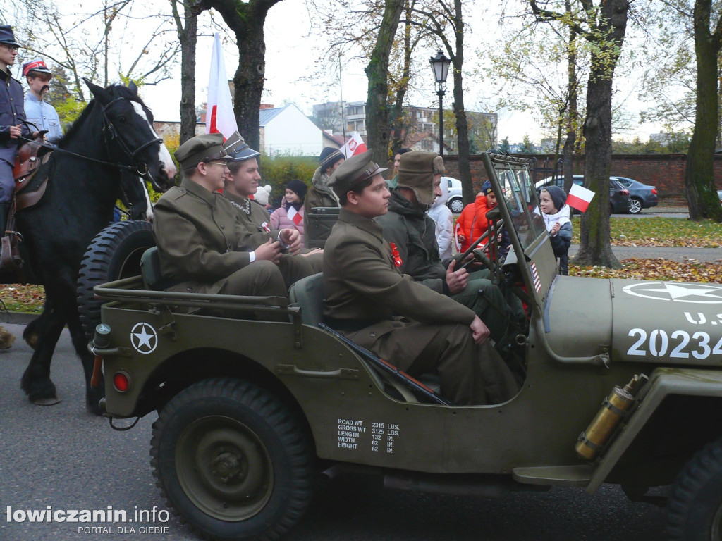 Patriotyczny przemarsz ulicami Łowicza